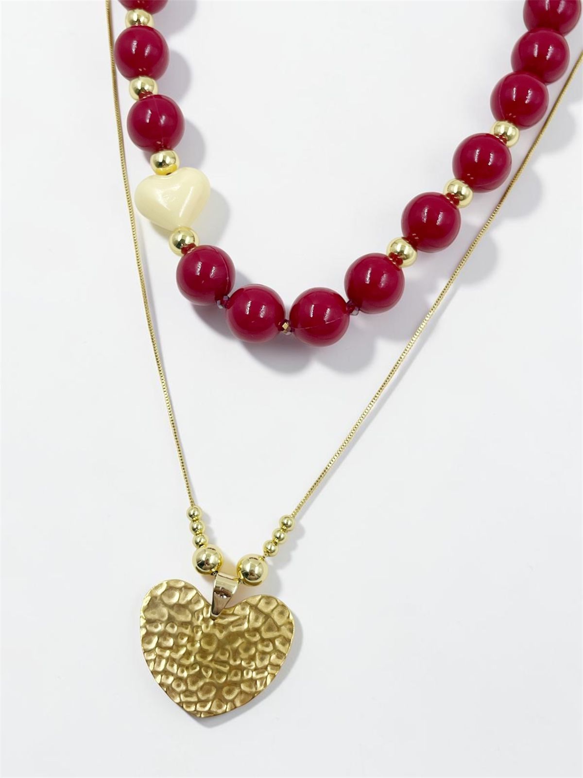 Collar Corazón Relieve de diseño doble con cuentas decorativas y dije de corazón texturizado.