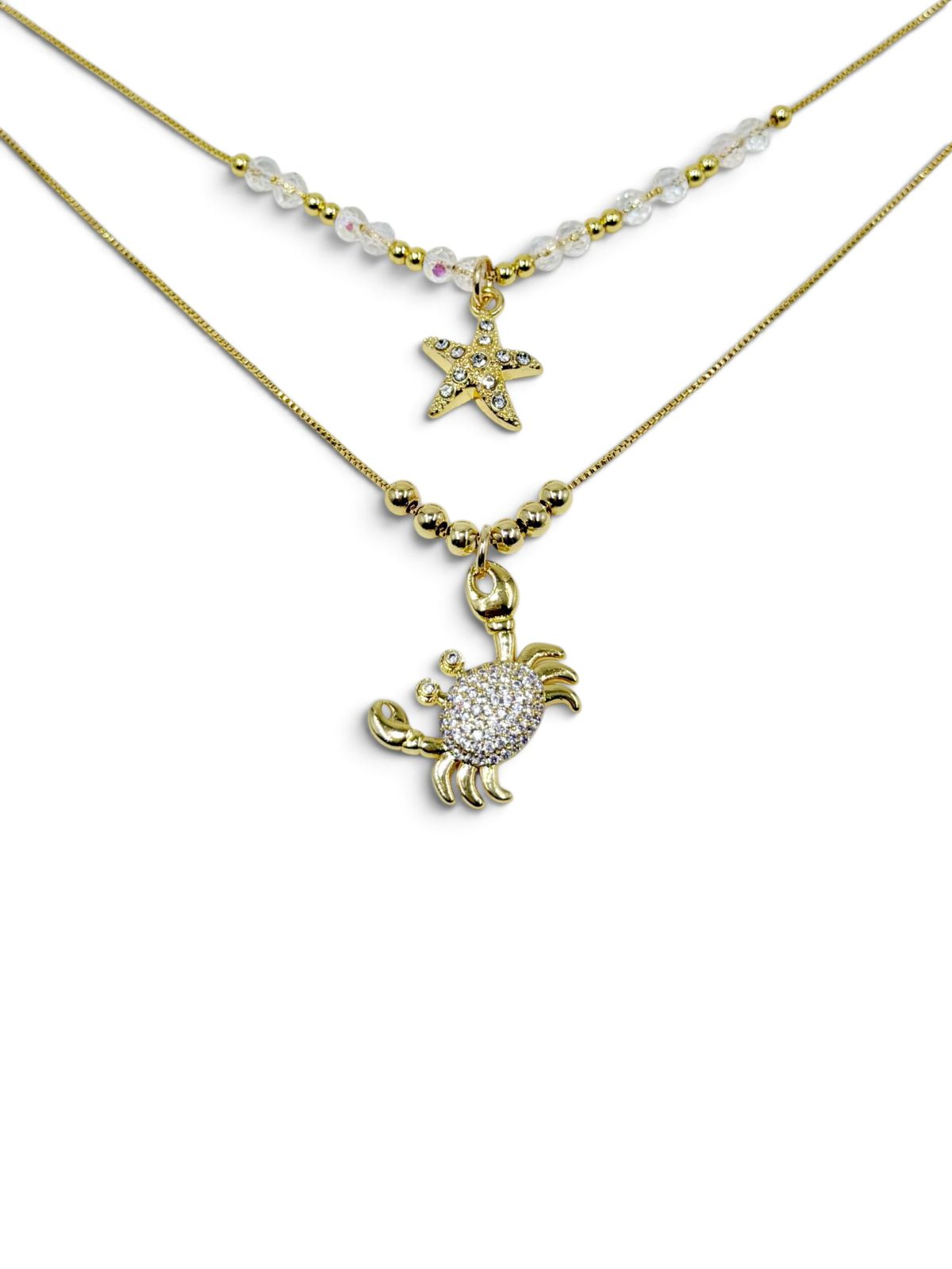 Set de dos collares con detalles decorativos y dijes de estrella y cangrejo.