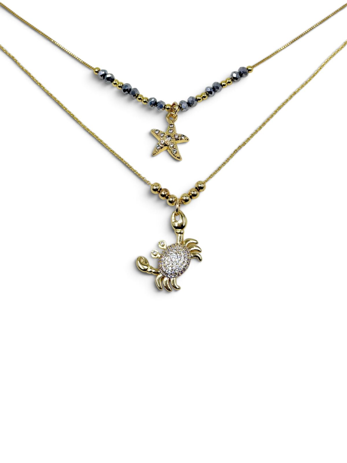 Set de dos collares con detalles decorativos y dijes de estrella y cangrejo.