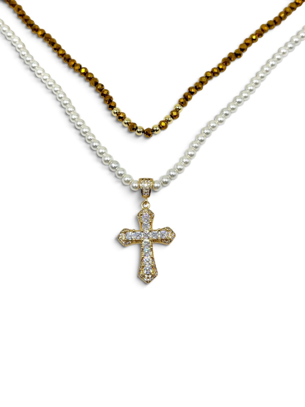 Set de dos collares con cuentas, cristales, detalles dorados y dije de cruz.
