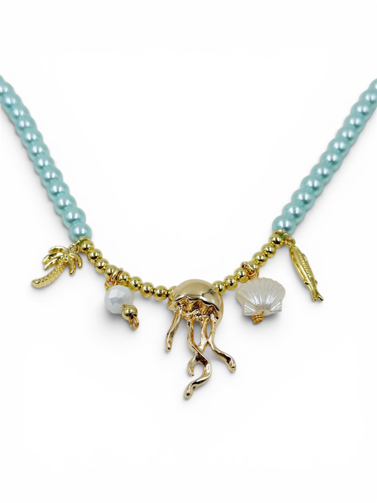 Collar artesanal con dijes inspirados en el mar, cristales y detalles metálicos, ideal para complementar looks elegantes y casuales.