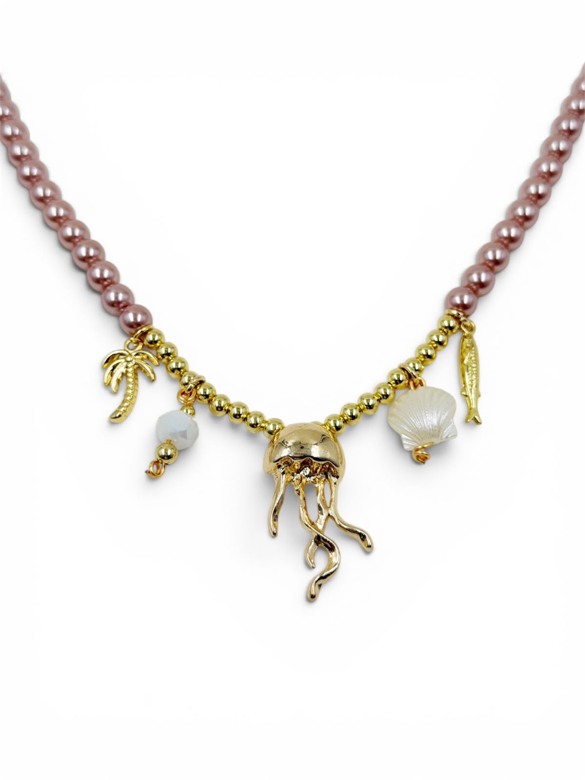 Collar artesanal con dijes inspirados en el mar, cristales y detalles metálicos, ideal para complementar looks elegantes y casuales.