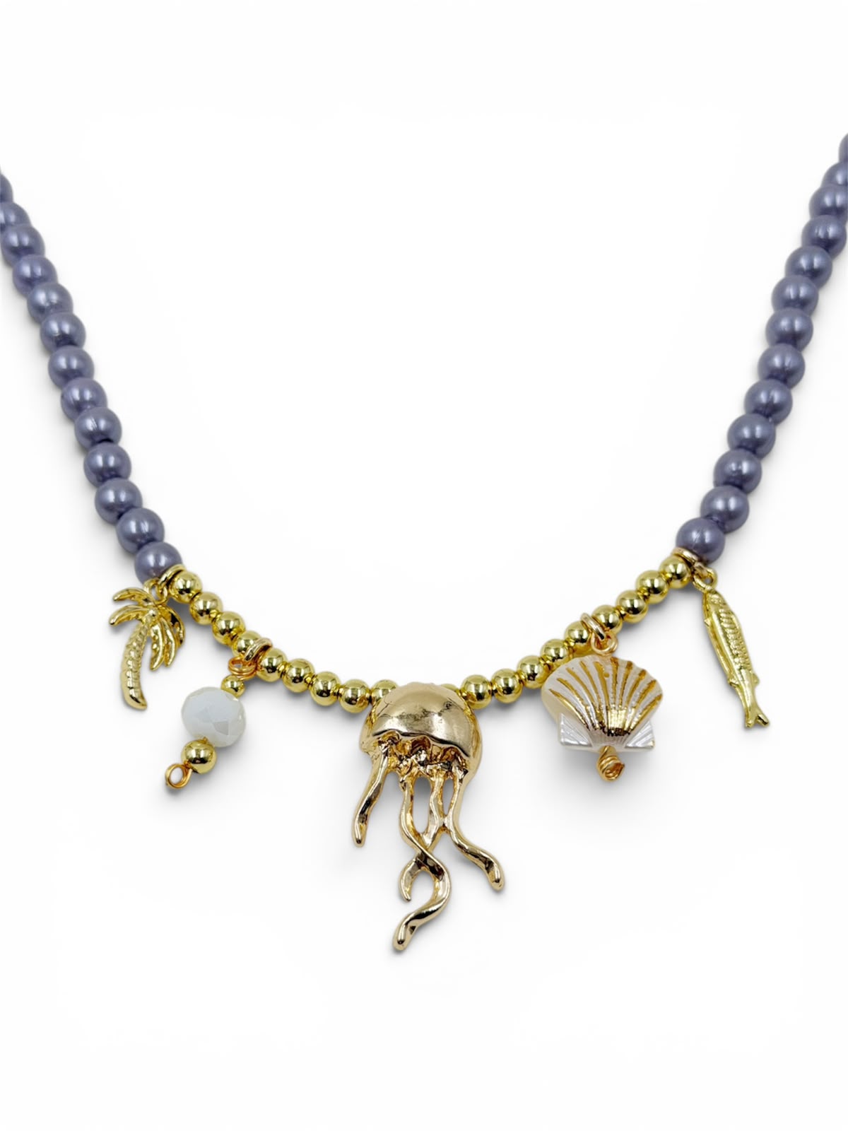 Collar artesanal con dijes inspirados en el mar, cristales y detalles metálicos, ideal para complementar looks elegantes y casuales.