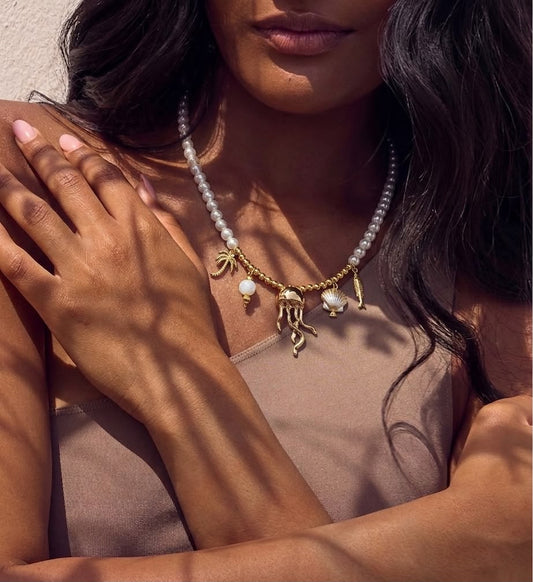 Collar artesanal con dijes inspirados en el mar, cristales y detalles metálicos, ideal para complementar looks elegantes y casuales.
