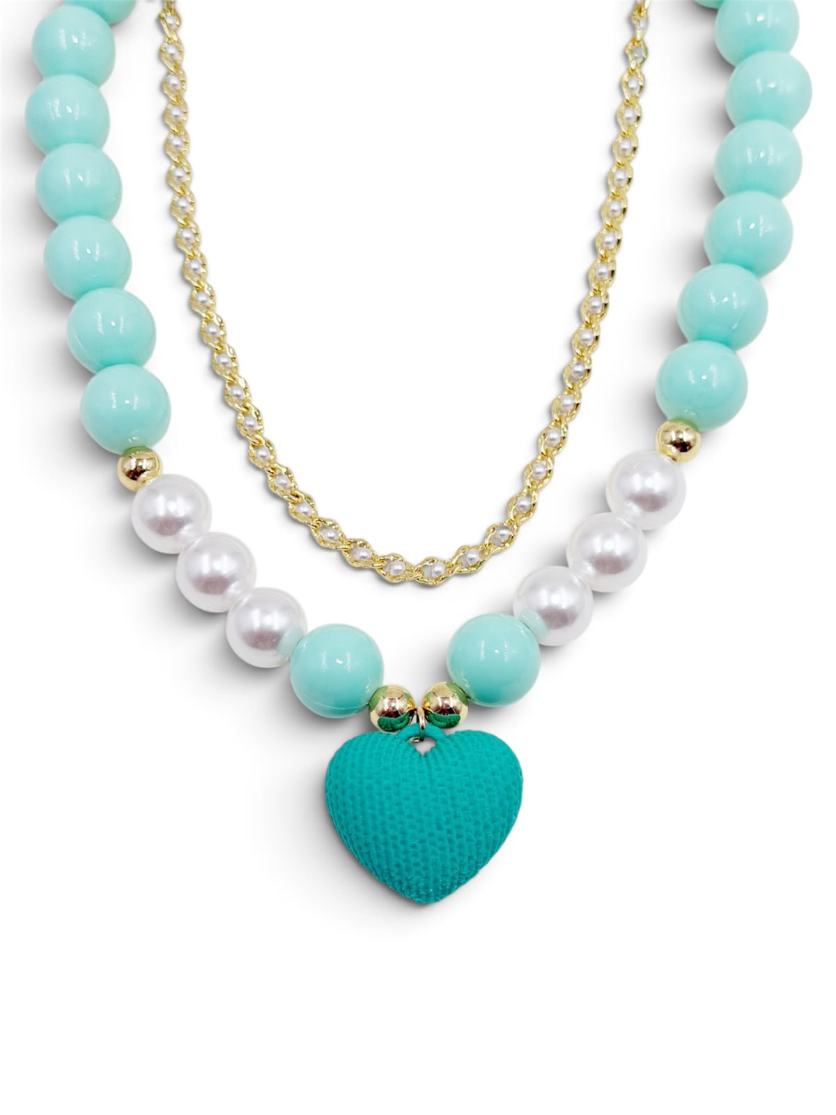 Set de dos collares con diseño en capas, cuentas en tonos amarillo y perla, y dije de corazón con relieve 3D.