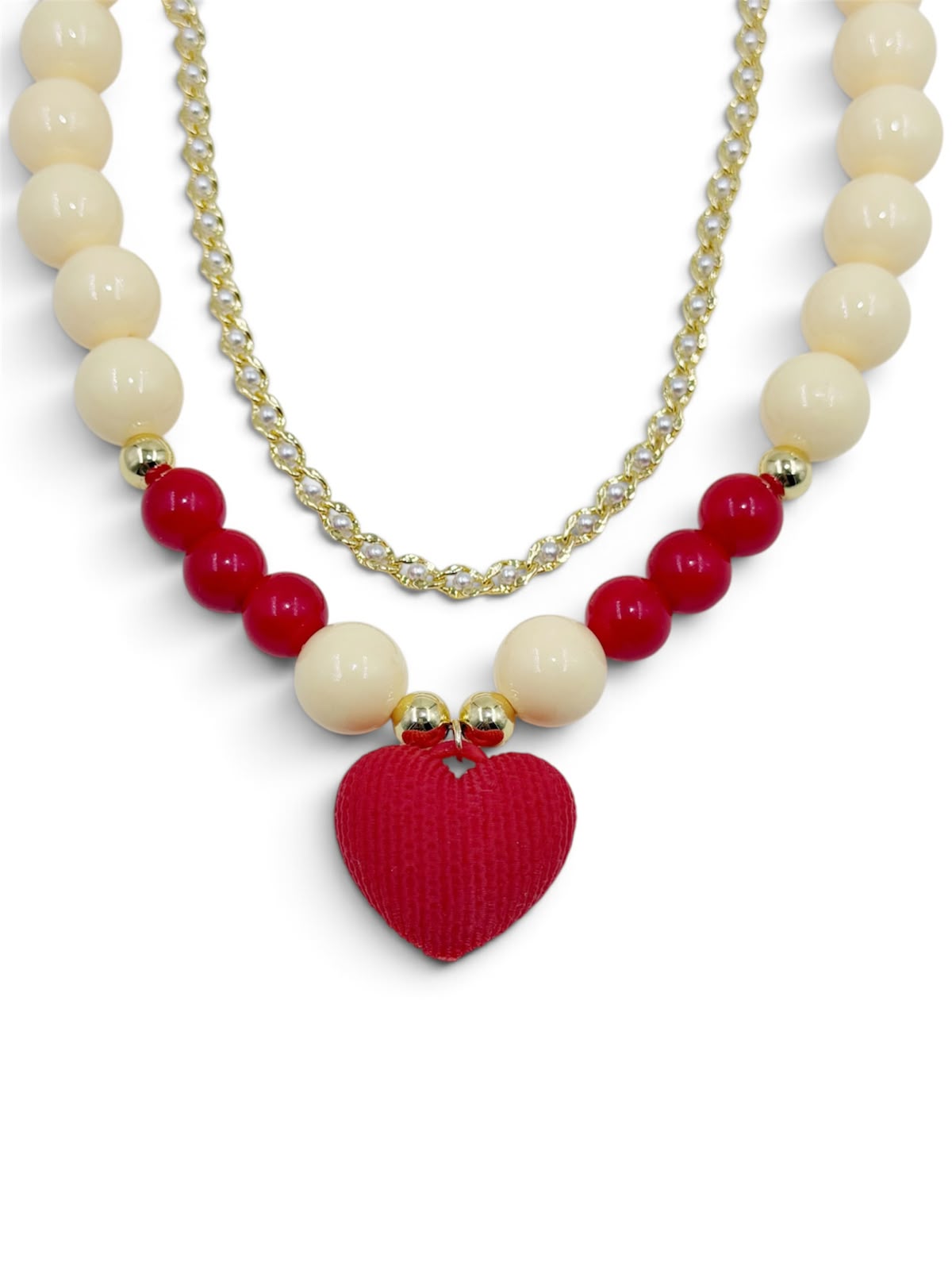Set de dos collares con diseño en capas, cuentas en tonos amarillo y perla, y dije de corazón con relieve 3D.