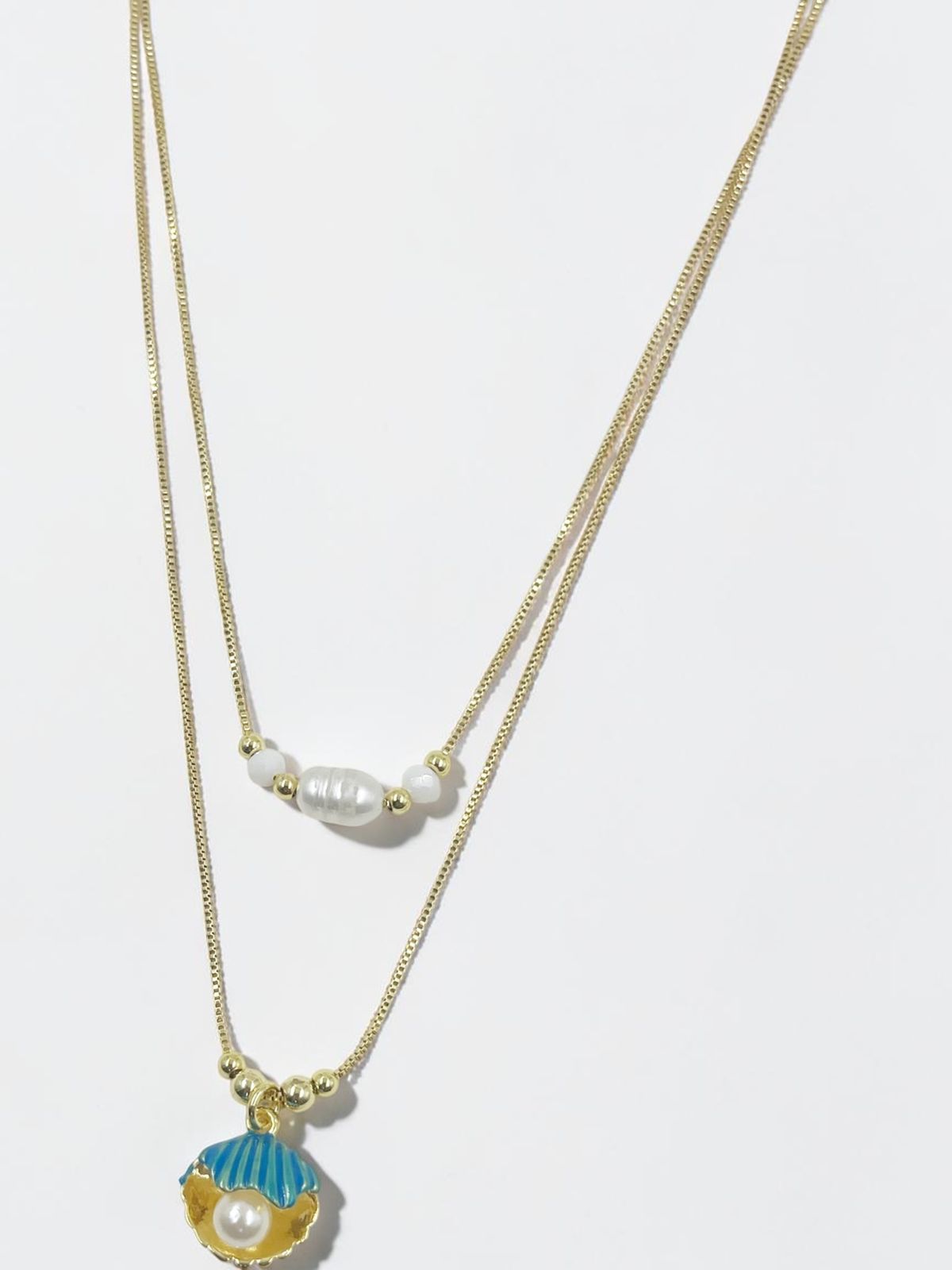 
Collar de doble cadena con dije de concha marina y perla