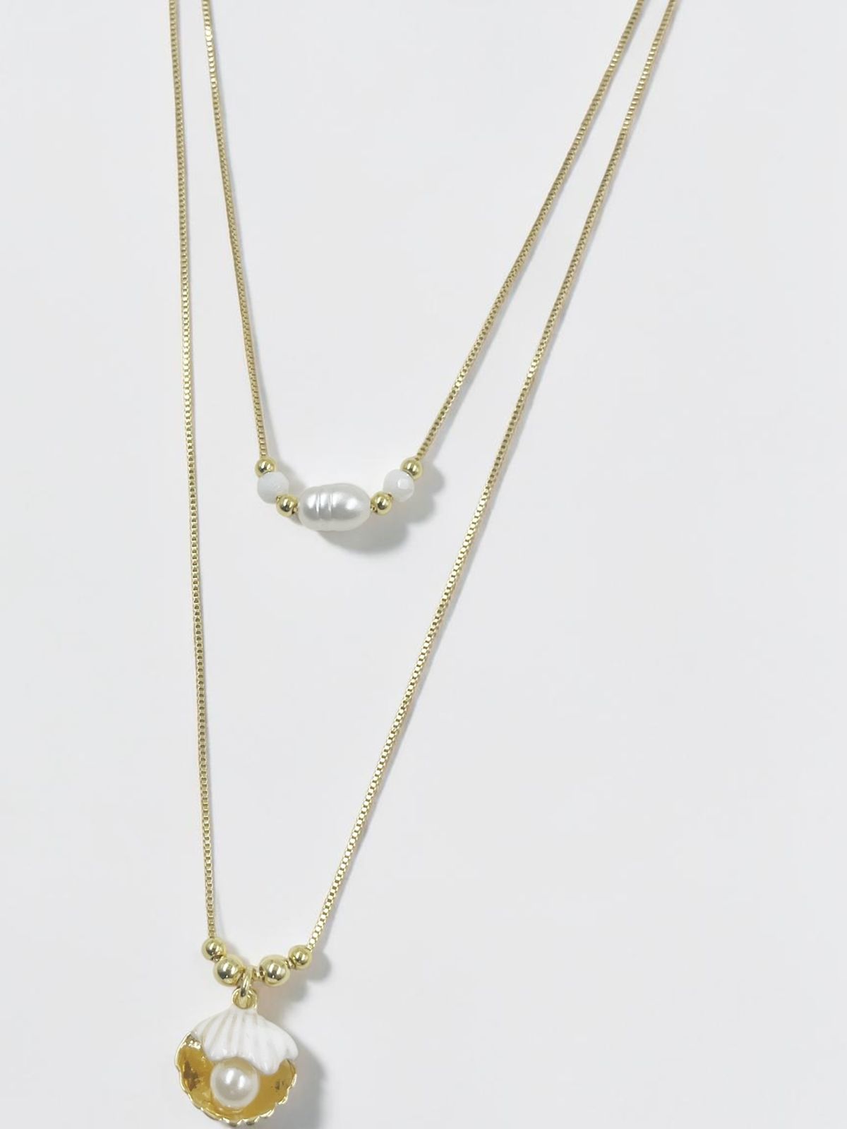 
Collar de doble cadena con dije de concha marina y perla