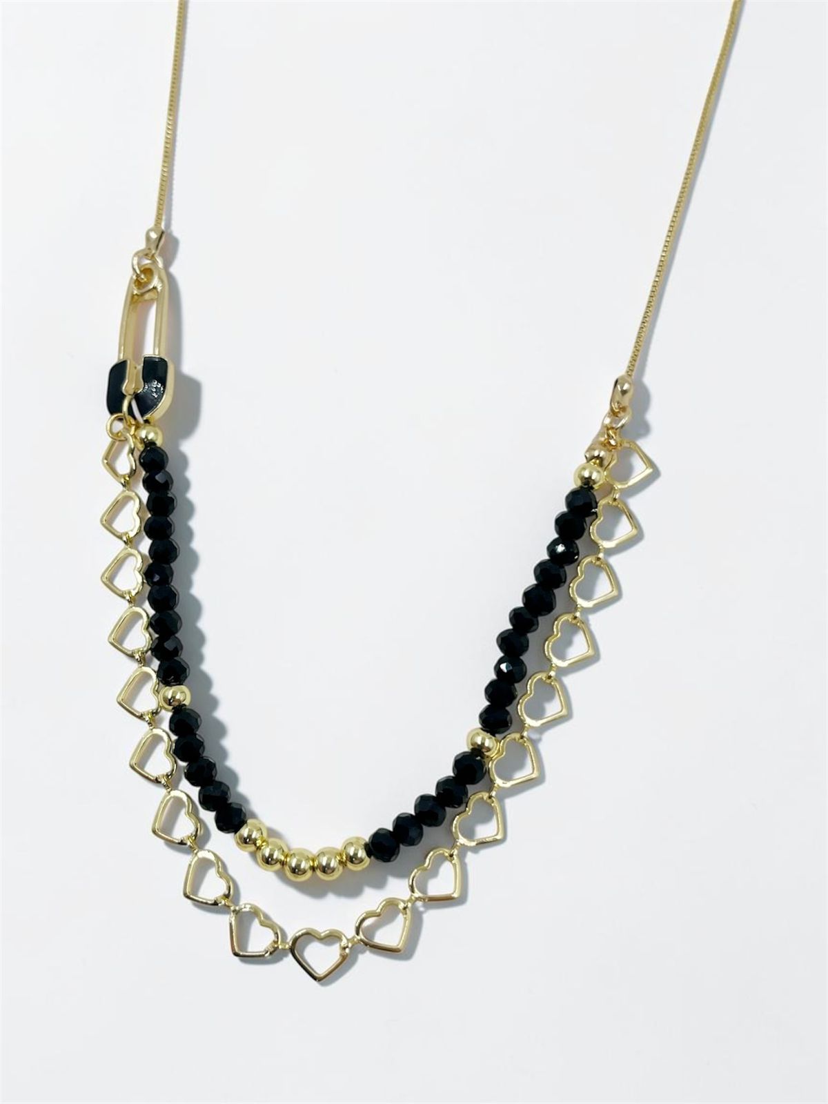 Collar Eslabón de Amor de dos piezas con cadena de corazones, cristales tipo dona, balines dorados y dije decorativo en forma de gancho.