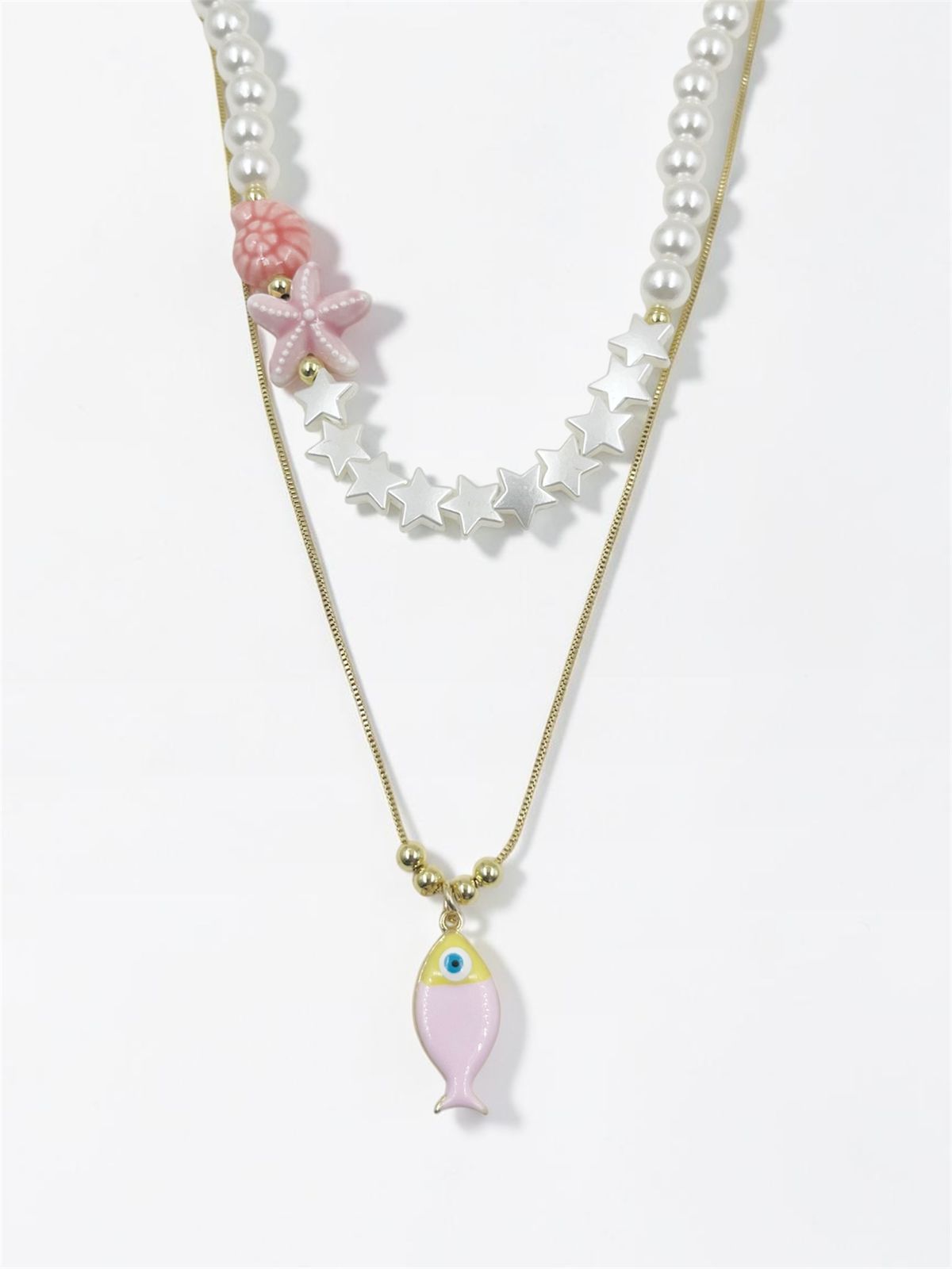 Collar Fishes Pearl de doble capa con perlas esmaltadas, estrellas perladas y dije de pez inspirado en el mar.