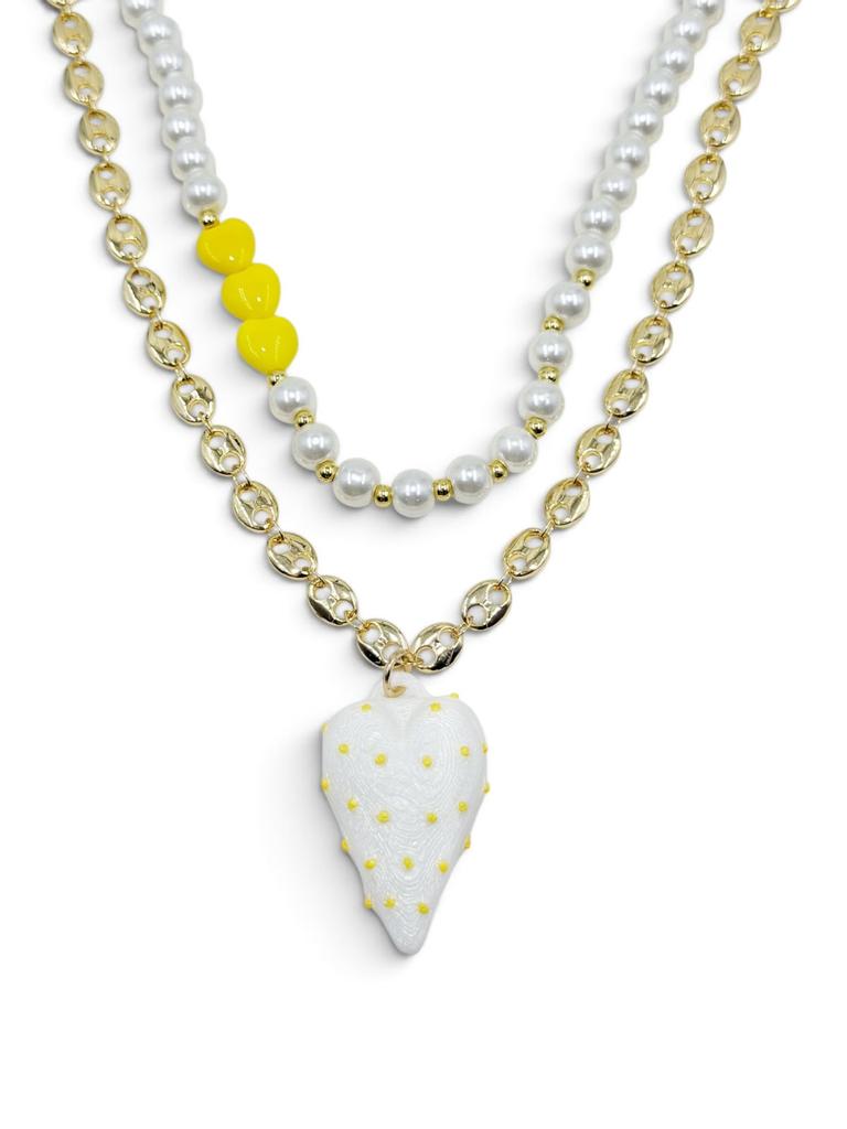 Dúo de collares delicados con cuentas, corazones y dije de fresa.
