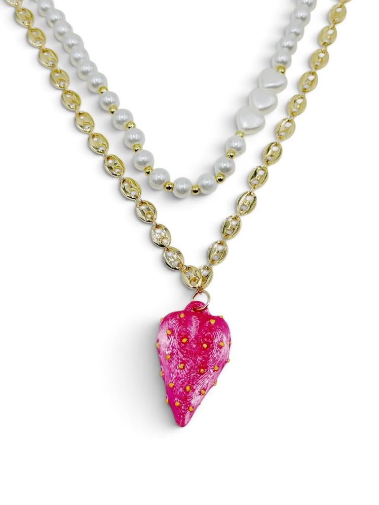 Dúo de collares delicados con cuentas, corazones y dije de fresa.