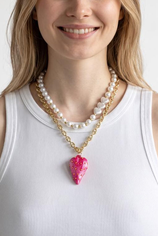 Dúo de collares delicados con cuentas, corazones y dije de fresa.