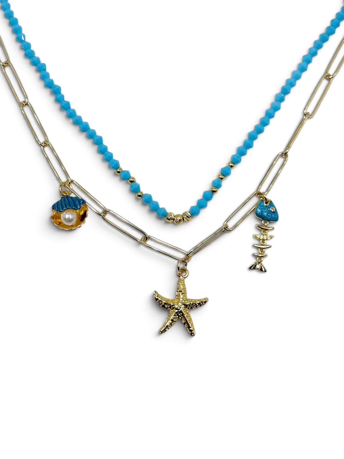 Set de dos collares con cristales facetados, cadena de eslabones y dijes marinos.