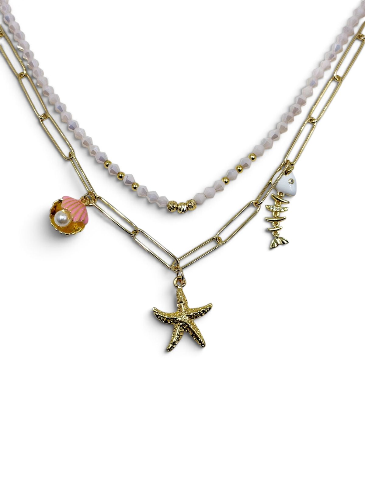 Set de dos collares con cristales facetados, cadena de eslabones y dijes marinos.