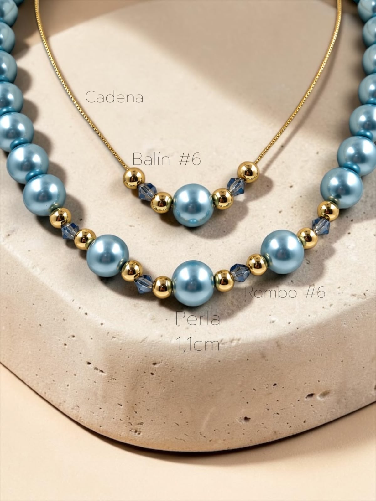 Set de 2 collares delicados con diseño moderno, detalles geométricos y estilo sofisticado.