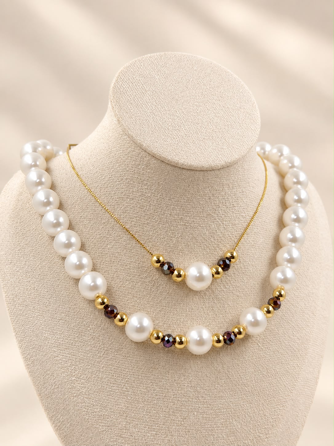 Set de 2 collares delicados con diseño moderno, detalles geométricos y estilo sofisticado.
