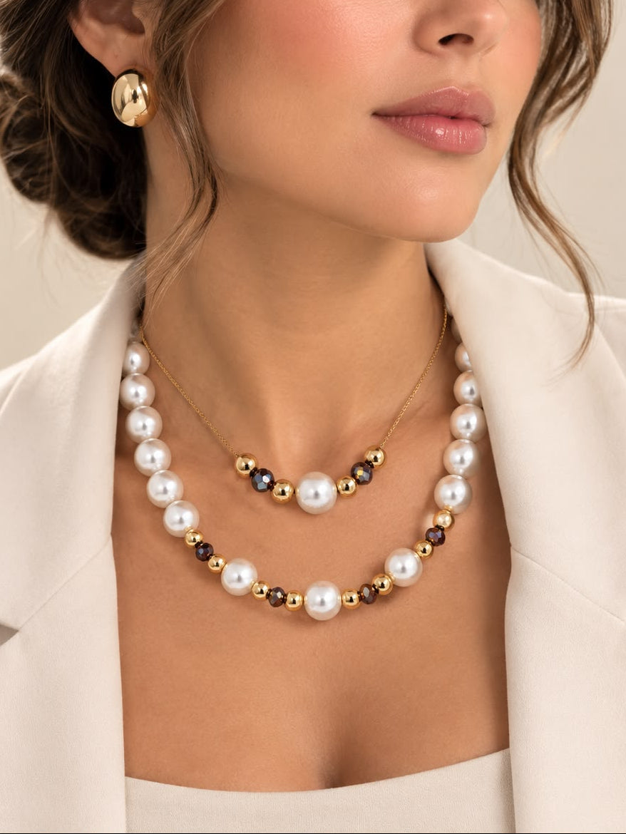 Set de 2 collares delicados con diseño moderno, detalles geométricos y estilo sofisticado.