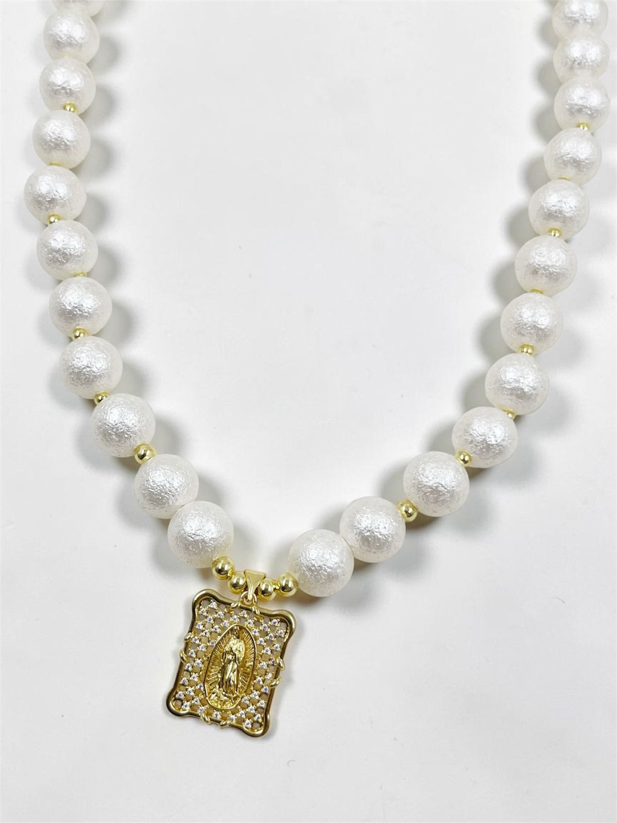 Collar Guadalupana Lux con dije decorativo de diseño clásico y estilo elegante para mujer.