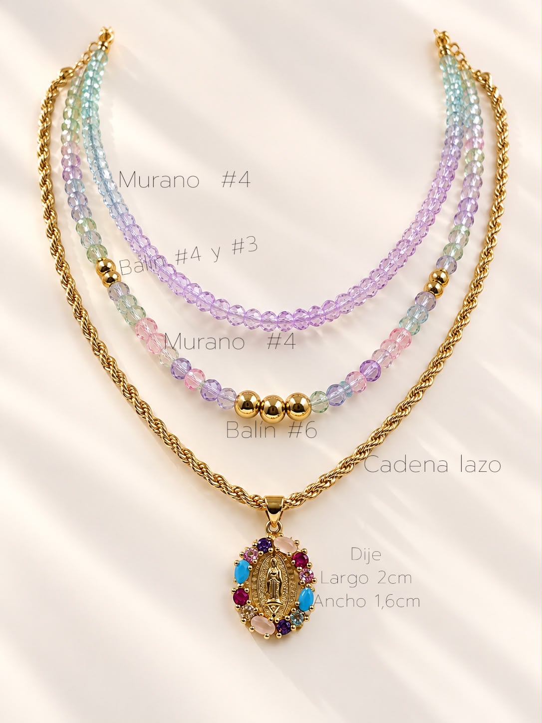 Collar de varias cadenas con dije central decorativo.
