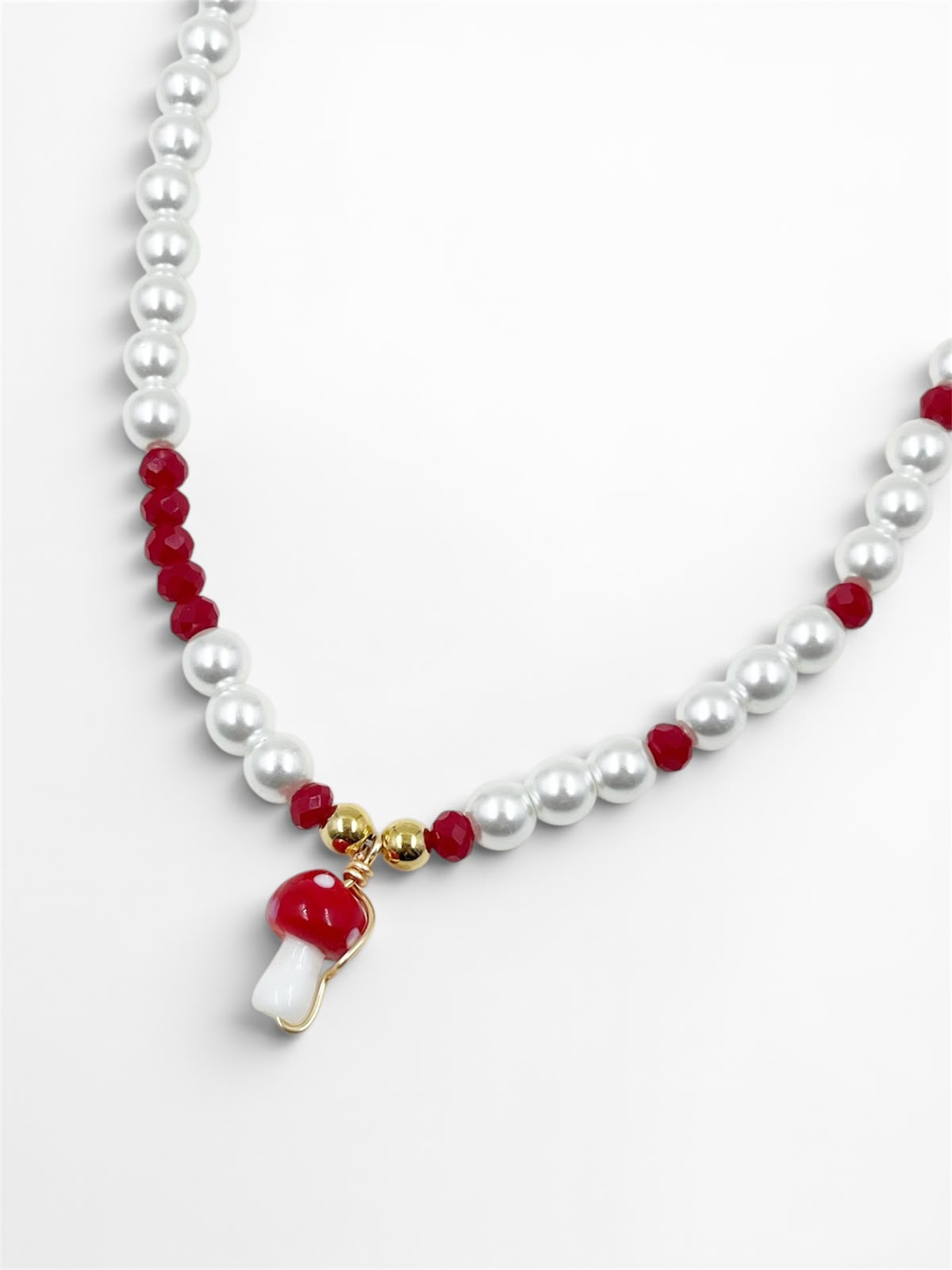 Collar Magia Roja con dije de corazón, hongo de cristal, perlas y cristales rojos facetados.