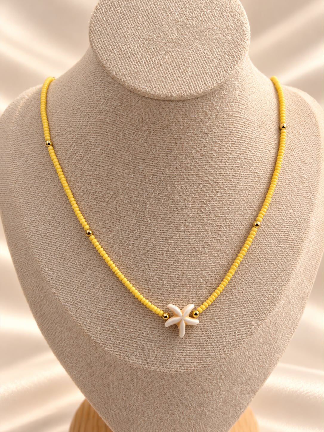 Collar de cuentas con dije central en forma de estrella de mar.