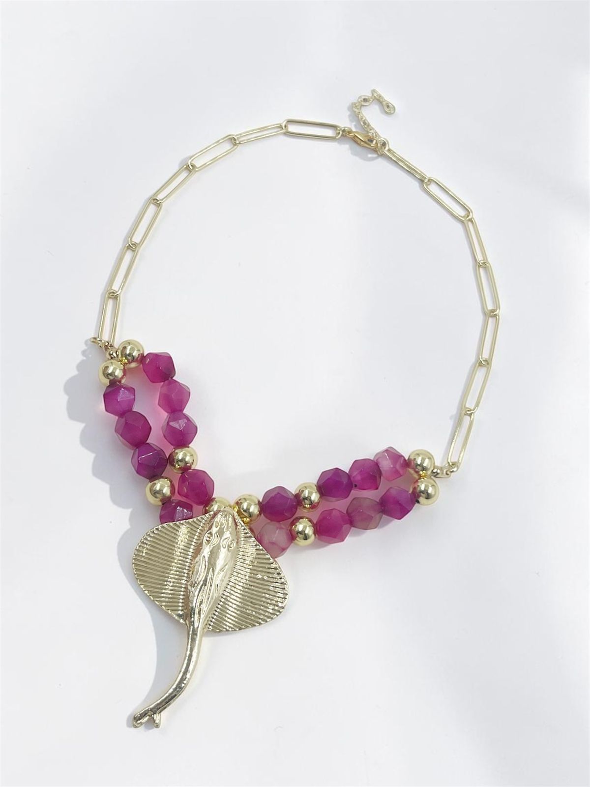 Collar Manta Esplendorosa elaborado con piedras naturales facetadas, doble cadena rodinada, esferas separadoras y dije de manta.