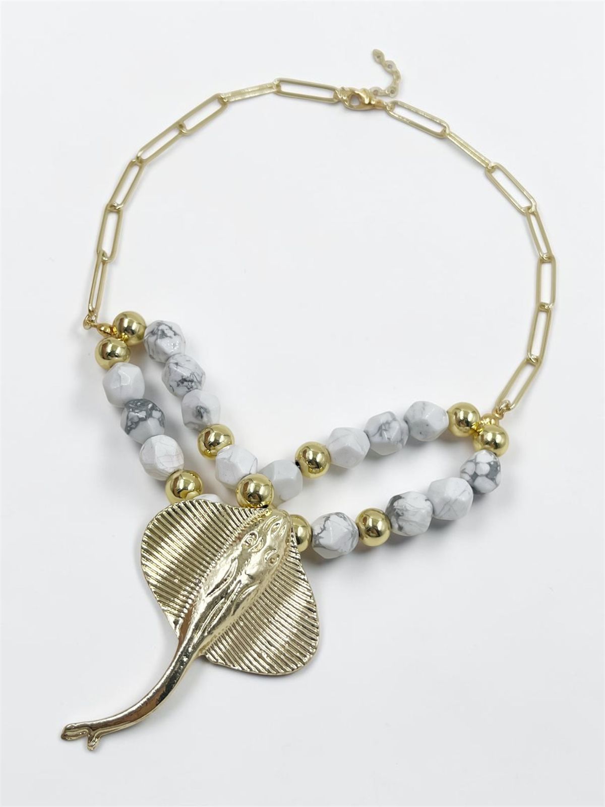 Collar Manta Esplendorosa elaborado con piedras naturales facetadas, doble cadena rodinada, esferas separadoras y dije de manta.