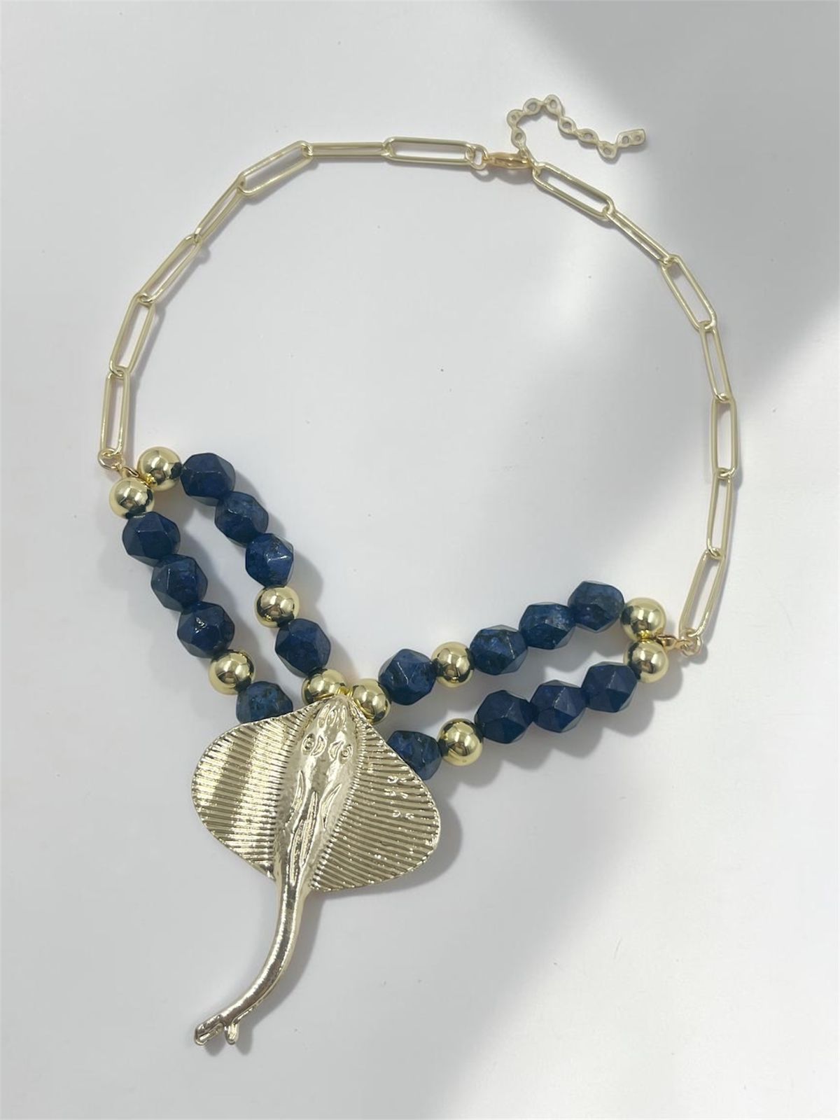 Collar Manta Esplendorosa elaborado con piedras naturales facetadas, doble cadena rodinada, esferas separadoras y dije de manta.