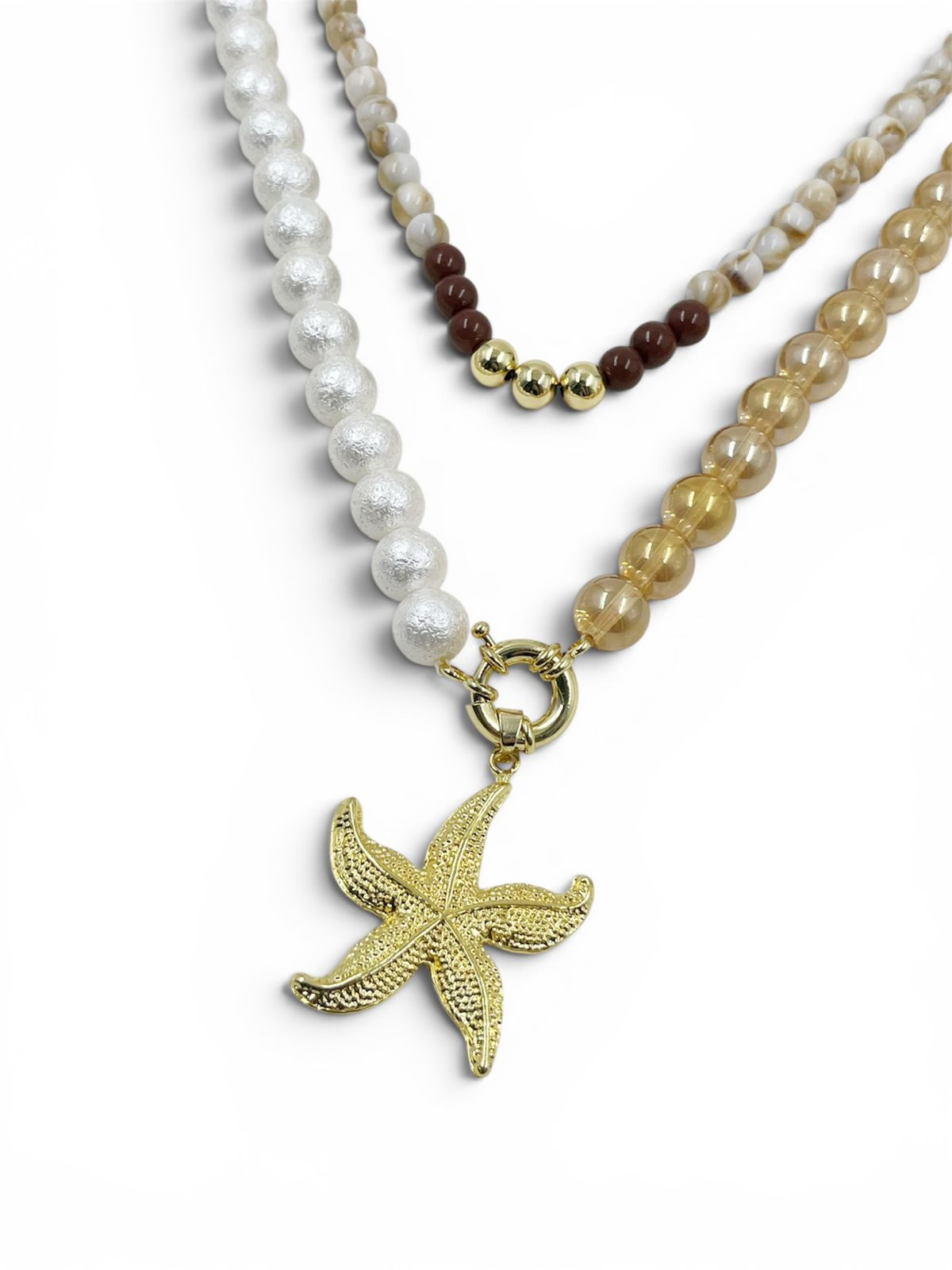 Collar Mar de Bohemia con diseño de tres niveles y dije central de estrella de mar, ideal para complementar looks elegantes y casuales.