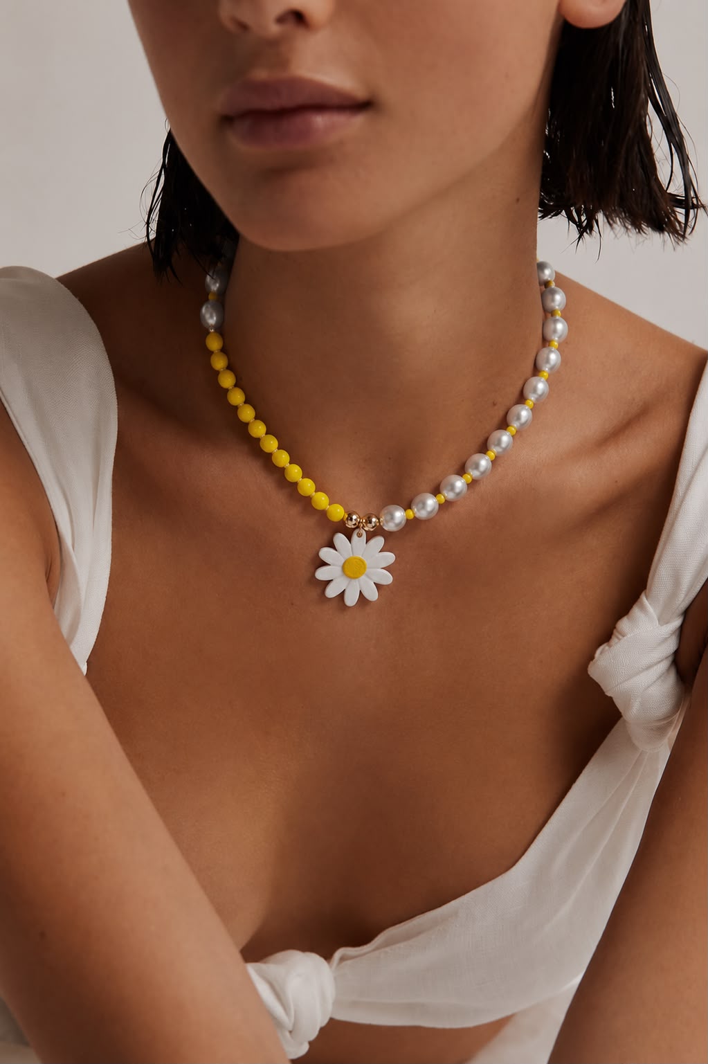 Collar de cuentas con dije central de margarita
