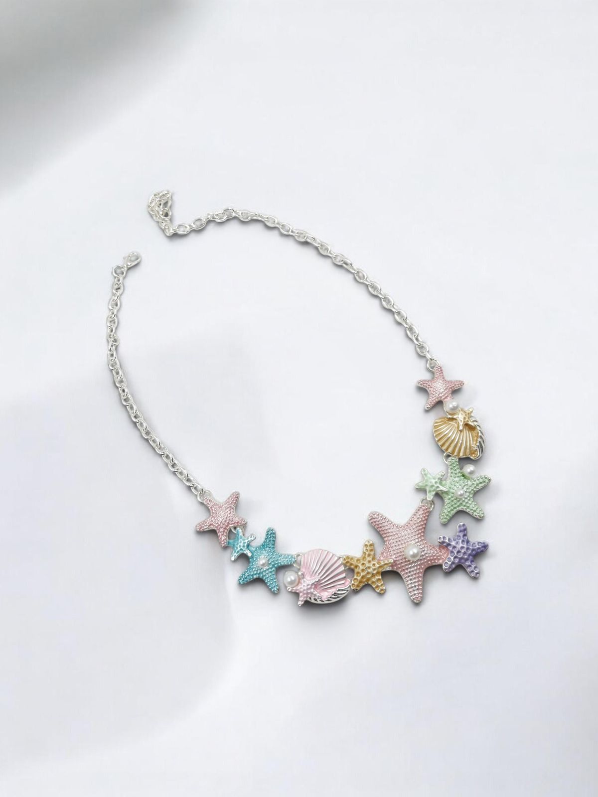 Collar Oceánico Color Mix con estrellas y conchas marinas en diseño inspirado en el océano.