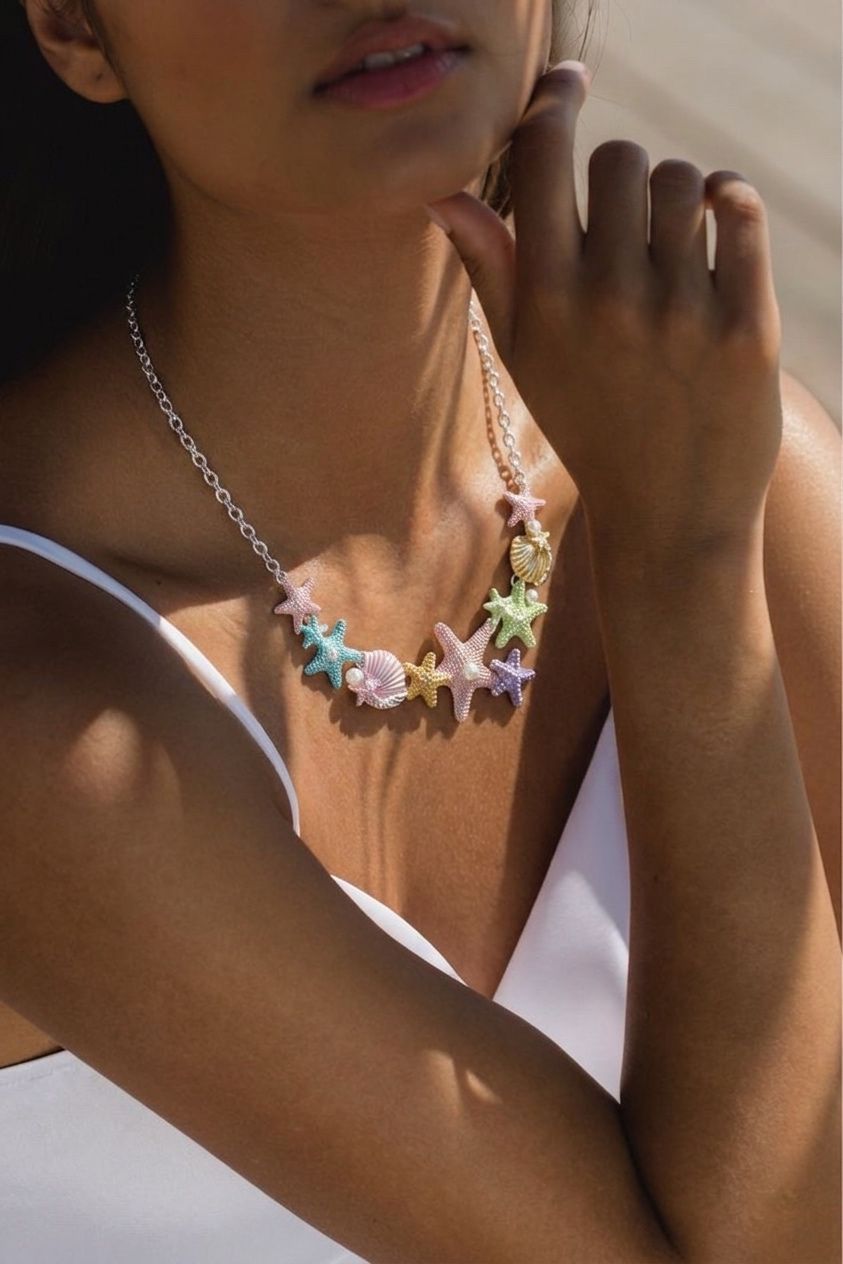 Collar Oceánico Color Mix con estrellas y conchas marinas en diseño inspirado en el océano.