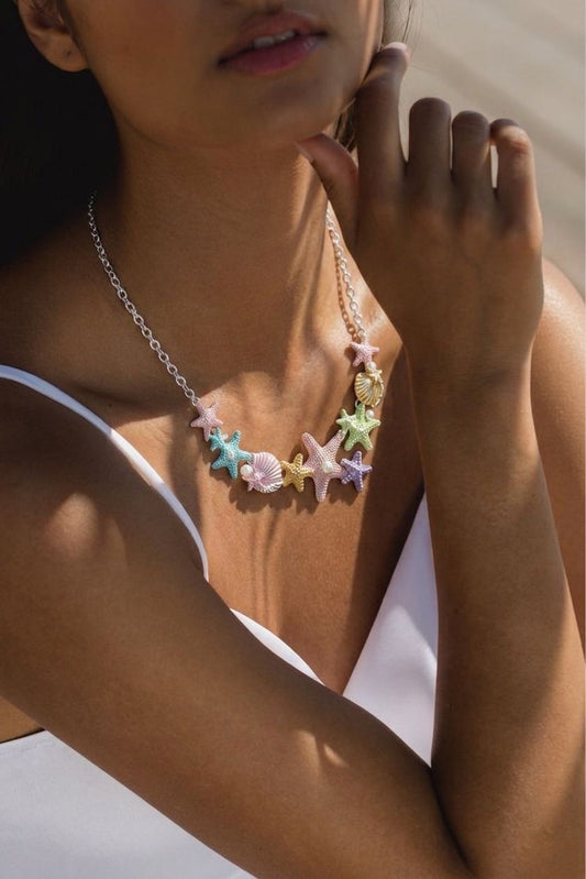 Collar Oceánico Color Mix con estrellas y conchas marinas en diseño inspirado en el océano.