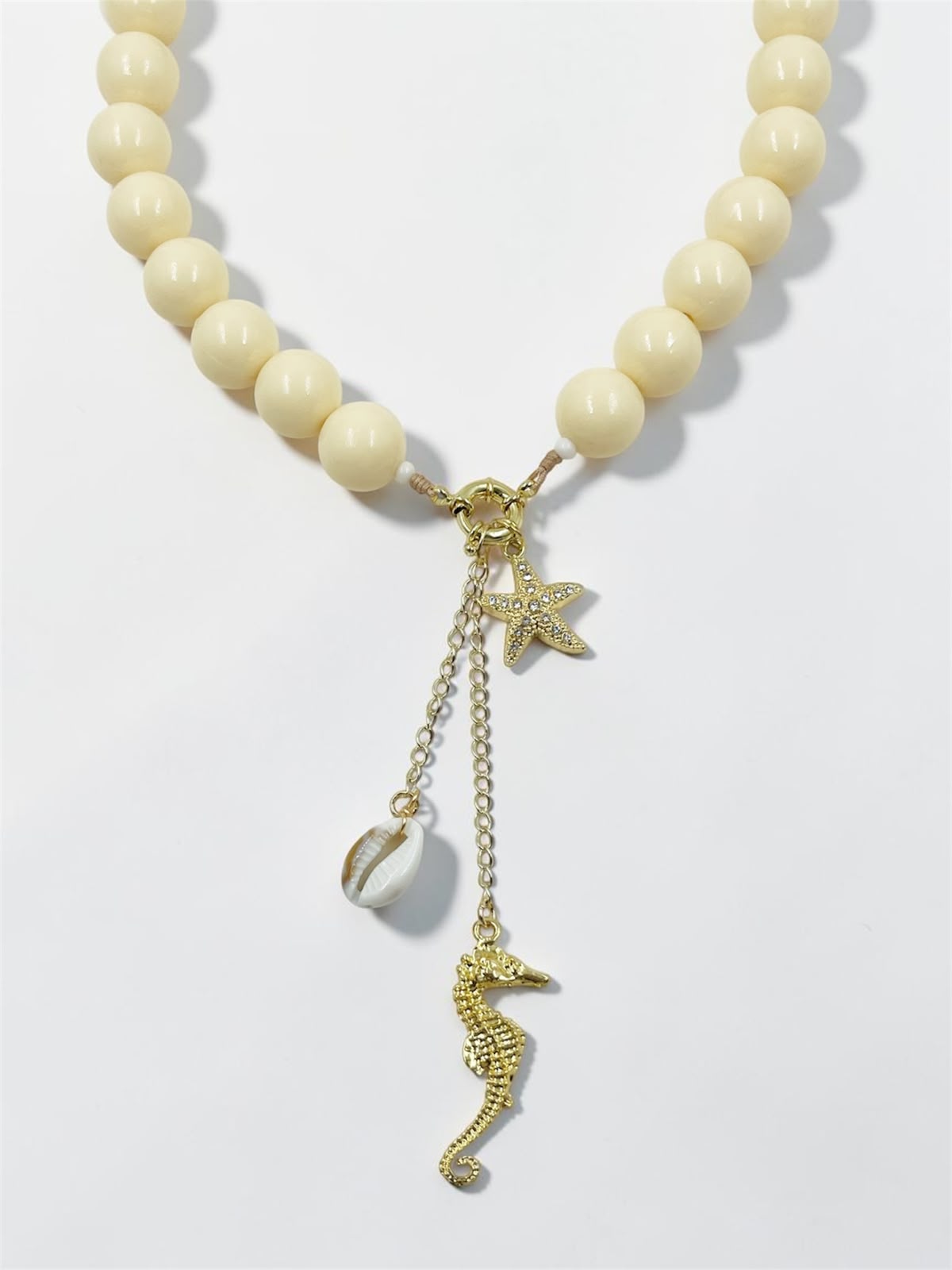 Collar Pasión Tres Islas Elegant con dijes inspirados en el océano y detalles decorativos colgantes.