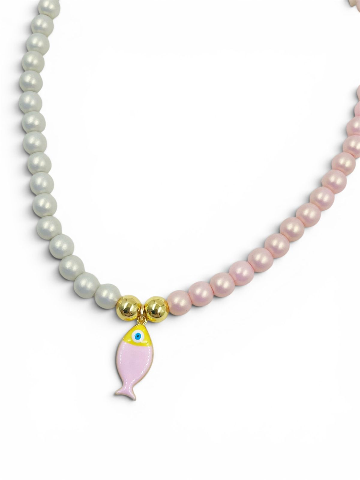 Collar Pez Colorido con bolas decorativas y dije de pez inspirado en el océano.