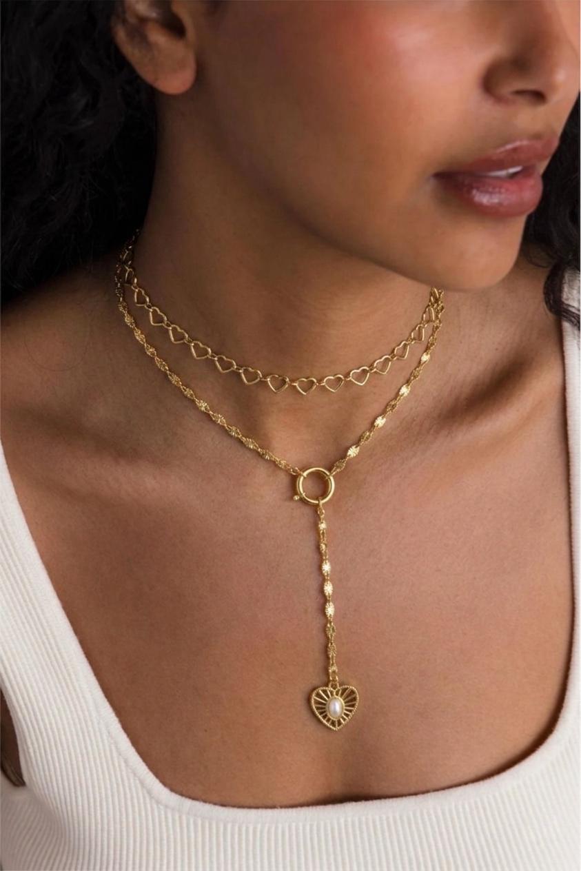 Collar doble con choker de corazones y collar tipo corbatín con dije de corazón y detalle central, ideal para un estilo romántico y elegante.