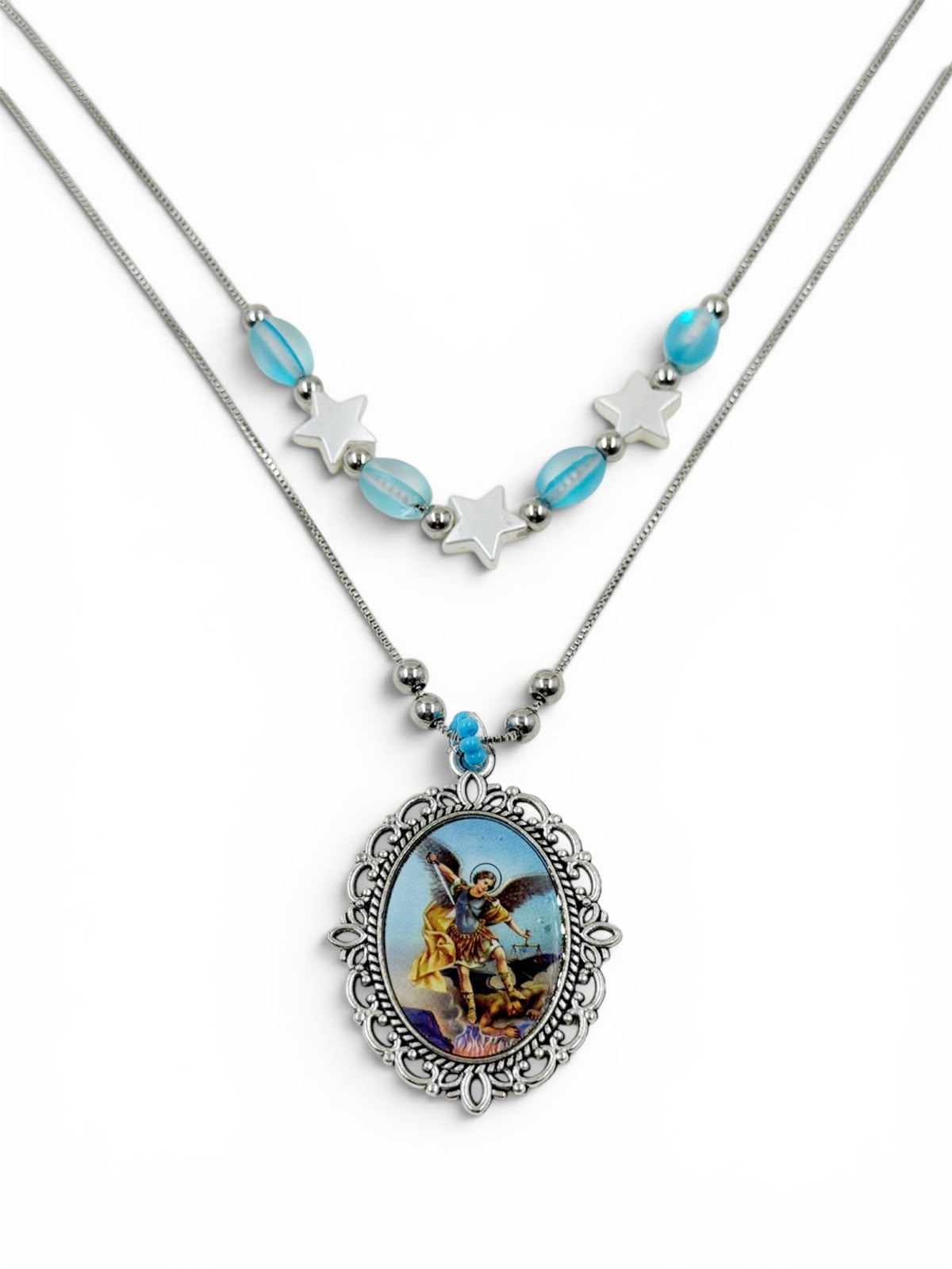 Collar Protección Angelical, set de dos collares con medalla religiosa, estrellas perladas, cristales mate y cadena rodinada plateada.