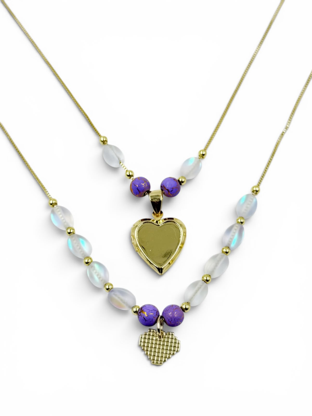 Collar de dos niveles con relicario de corazón dorado y detalles de cristales
