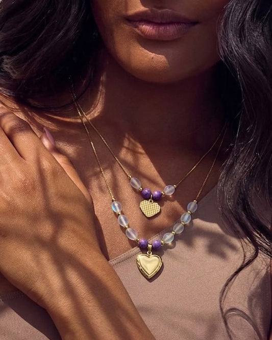 Collar de dos niveles con relicario de corazón dorado y detalles de cristales