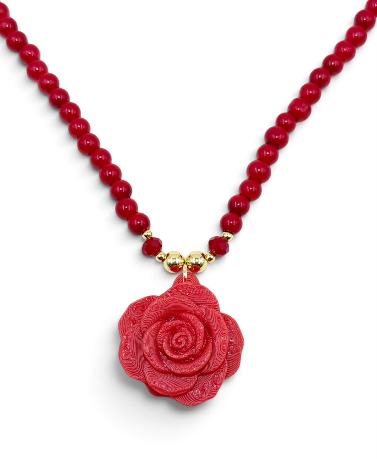 Collar Rosa Vermelha de esferas rojas con dije de rosa en relieve.
