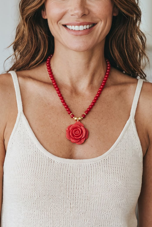Collar Rosa Vermelha de esferas rojas con dije de rosa en relieve.