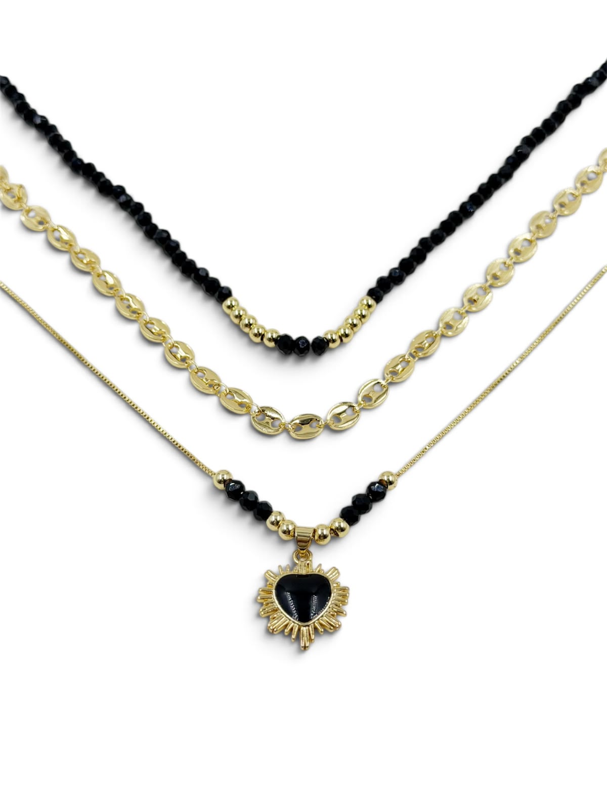 Set de tres collares en capas con detalles rojos y dije del Sagrado Corazón en tono dorado.