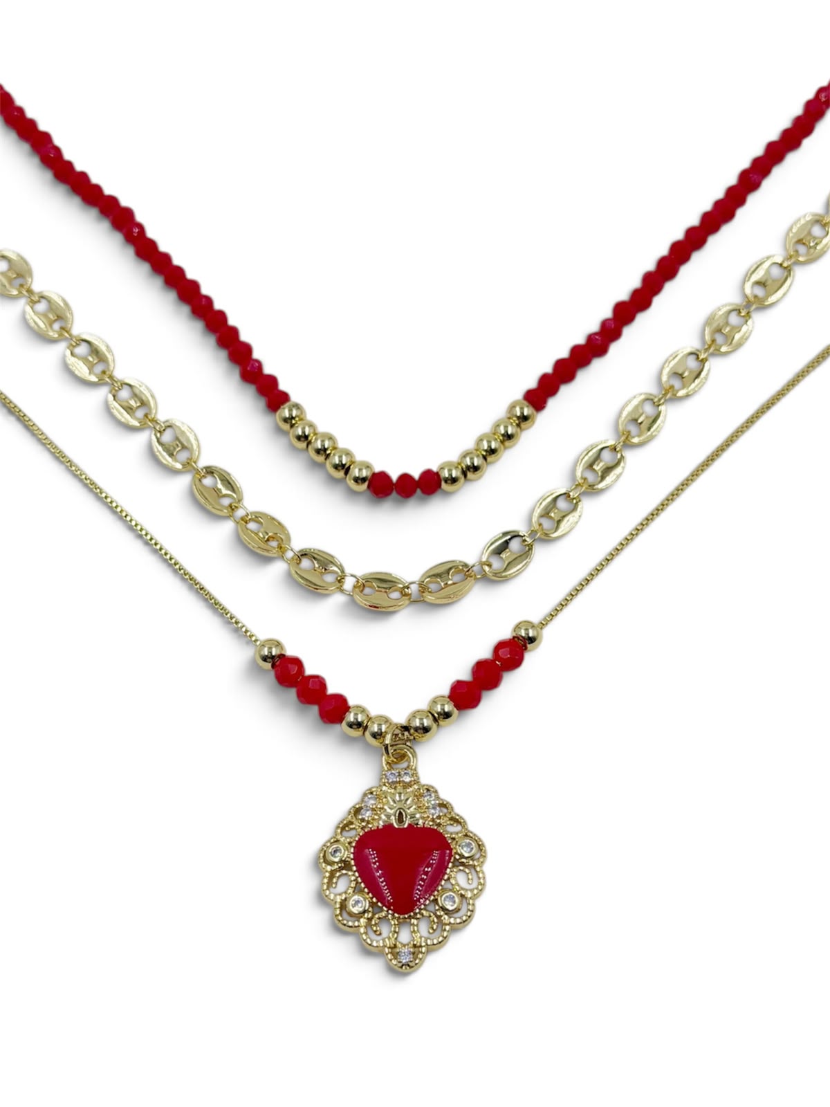 Set de tres collares en capas con detalles rojos y dije del Sagrado Corazón en tono dorado.