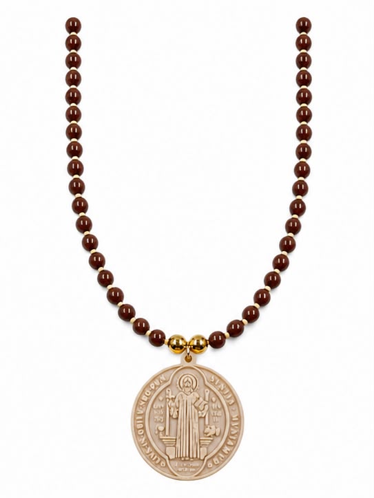 Collar San Benito con medalla en relieve tridimensional y detalles decorativos
