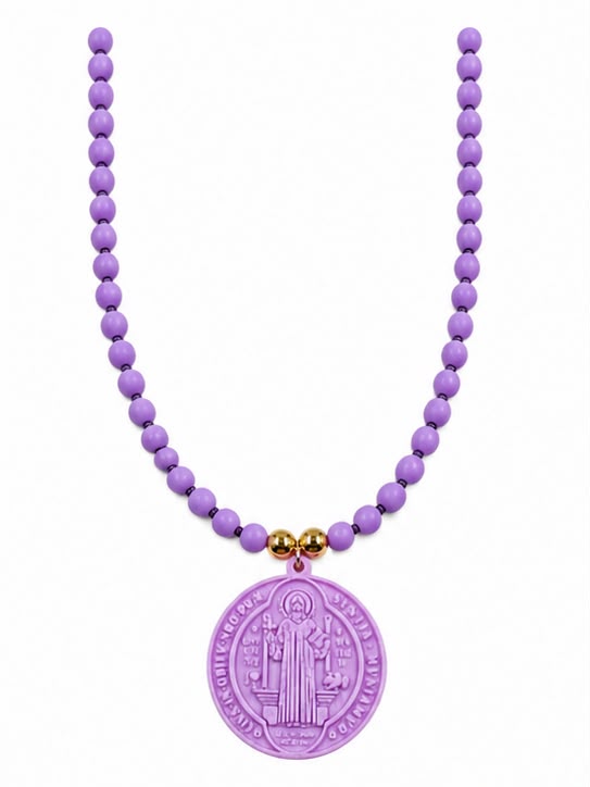 Collar San Benito con medalla en relieve tridimensional y detalles decorativos