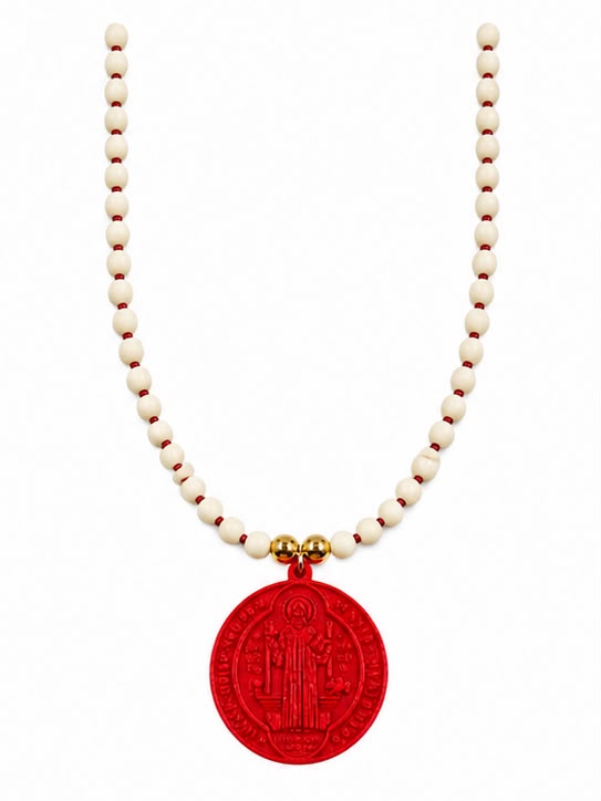 Collar San Benito con medalla en relieve tridimensional y detalles decorativos