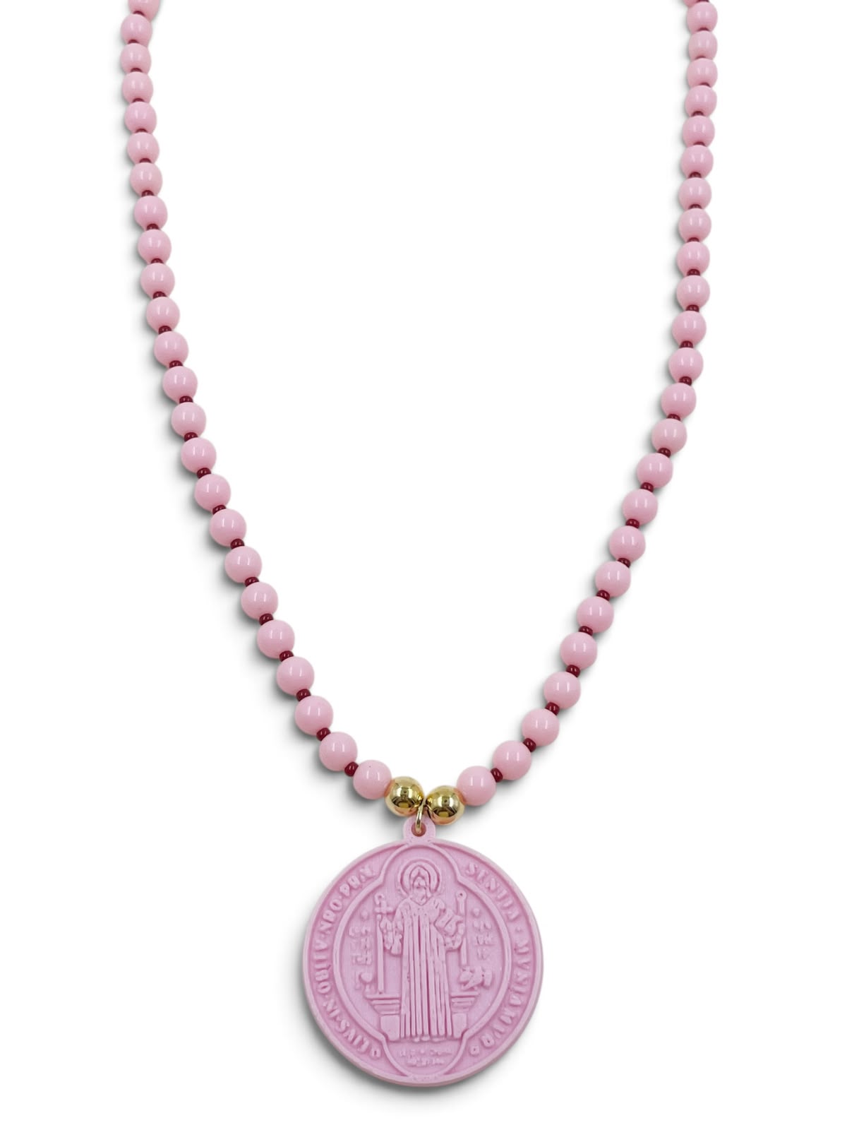Collar San Benito con medalla en relieve tridimensional y detalles decorativos