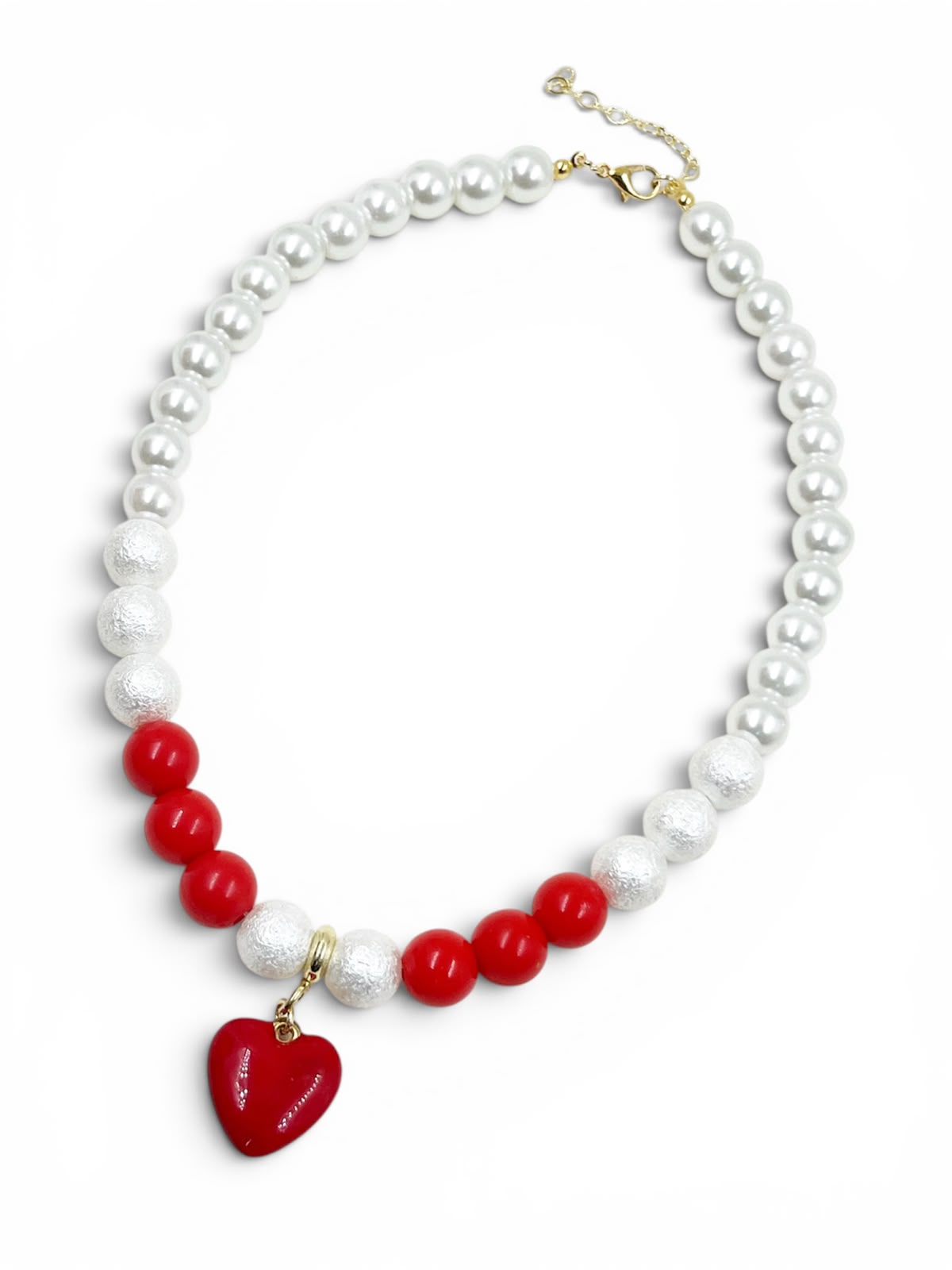 Collar Sendero Pasión con dije de corazón, perlas cristal perladas y detalles en cristal rojo.