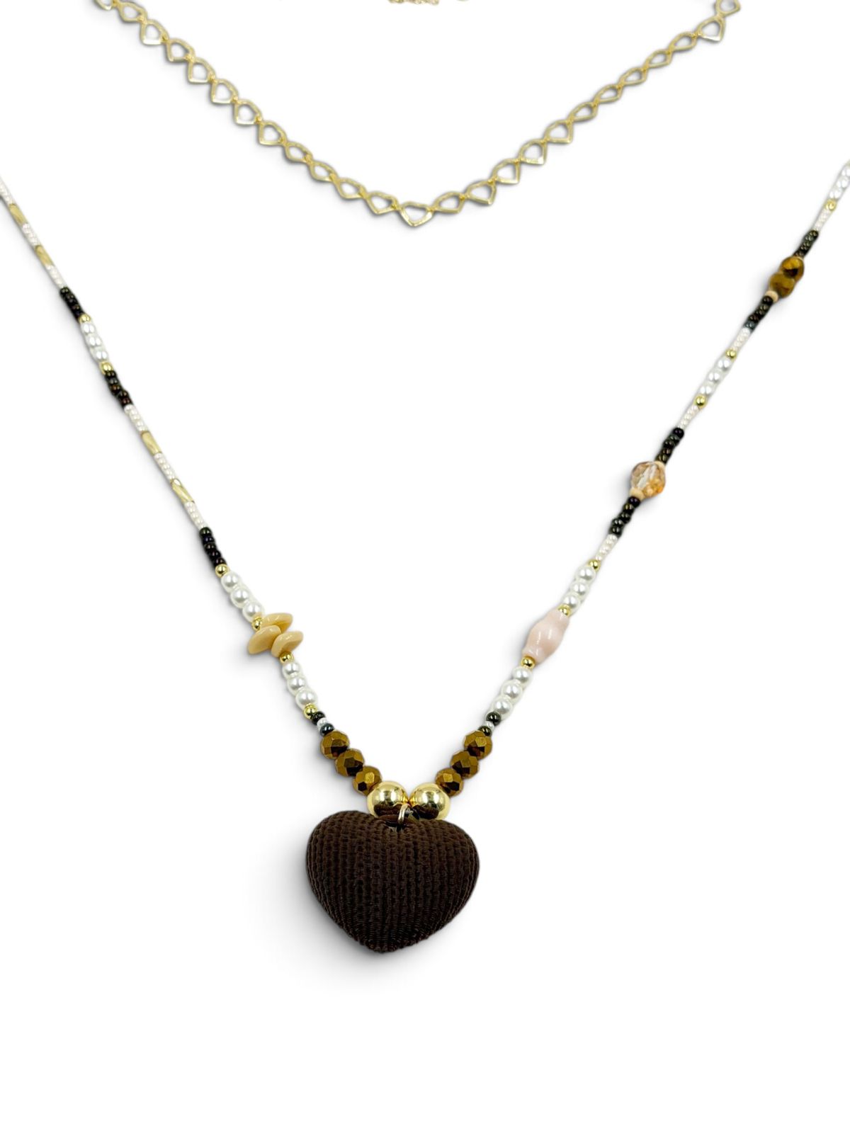 Collar de cuentas con detalles decorativos y dije de corazón.